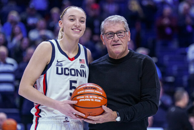 Fanúšikovia College Hoops reagujú na možné Auriemma-Paigers Geno Geno

