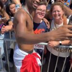 Gilgeous-Alexander je videný so svojou kanadskou pôvodnou vlajkou, ktorá vyrába s fanúšikmi OKC