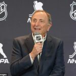 Step NHL pre decentralizovaný návrh v roku 2025 bol s nepohodlnými koncepciami, správami a tlmenými reakciami (vyššie: komisár NHL Gary Bettman)
