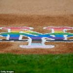 Les zanechal fanúšikovia MLB rozzúrenú po tom, čo ukázal vlajku Pride počas národnej hymny