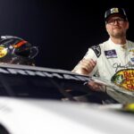 Fanúšikovia reagujú, keď je Dale Earnhardt Jr. pripravený na zadnú časť NASCAR, aby sa nikdy pred papierom nesil