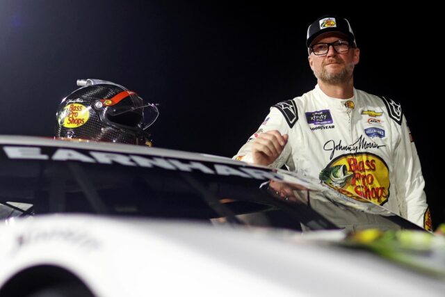 Fanúšikovia reagujú, keď je Dale Earnhardt Jr. pripravený na zadnú časť NASCAR, aby sa nikdy pred papierom nesil

