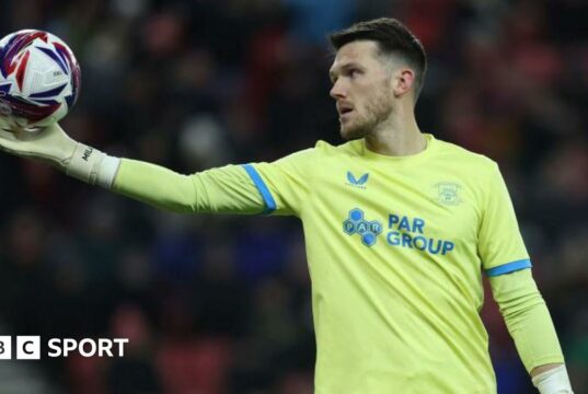 Jack Draper points to the home fans at Queen's
