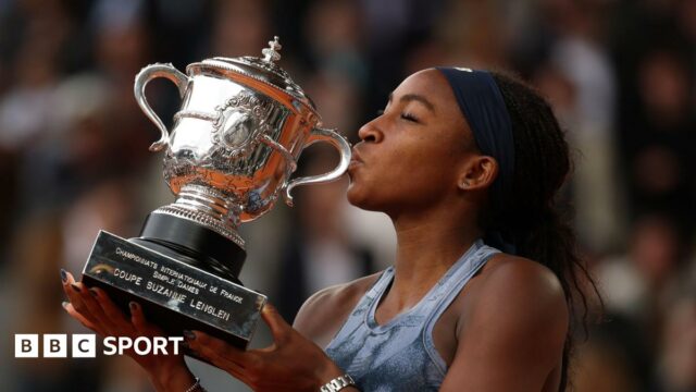 Coco Gauff kisses the French Open trophy