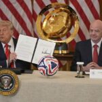 Donald Trump fotografoval (vľavo) prezident FIFA Gianni Infantino (vpravo) minulý mesiac pred letným turnajom Majstrovstiev sveta v klube v USA