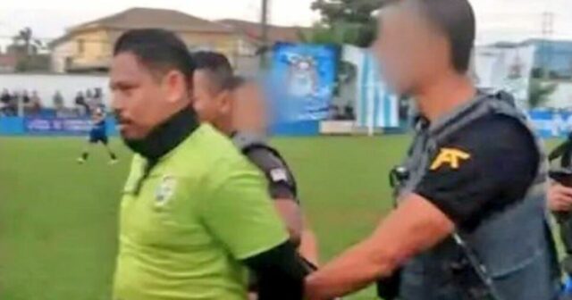 Futbalový rozhodca zatkol stredný zápas, pretože policajná búrka v nepriestrelných vestách | Futbalový šport

