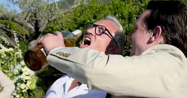 Gary Lineker a retrouvé son frère Wayne alors qu'ils boivent le cou et de la fête après la querelle
