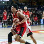 Japeth Aguilar de Barangay Ženeva gin králi počas hry semifinále filipínskeho pohára PBA proti San Miguel Beermen. -