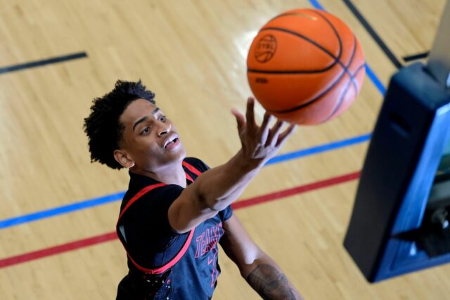 Grind Kiyan Anthony, ktorý predstavil tréner NBA Elite Chris Brickley pred debutom Syrakúz

