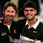 Hodiny: Carlos Alcaraz zdieľa emocionálne objatie s Juanom Carlosom Ferrerom po tom, čo vyhral najdlhšie finále Roland Garros všetkých čias