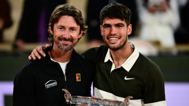 Hodiny: Carlos Alcaraz zdieľa emocionálne objatie s Juanom Carlosom Ferrerom po tom, čo vyhral najdlhšie finále Roland Garros všetkých čias

