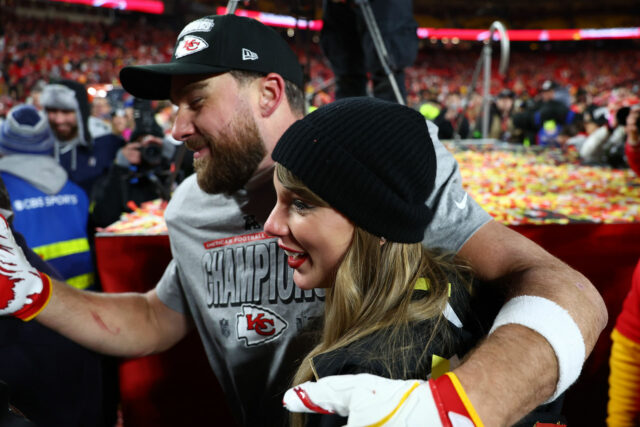 Hokej fanúšikovia v Taylor Swift a Travis Kelce sa zúčastnia hry 4 finále Stanley Cupu na Floride

