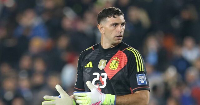 Homme Utd Transfer News: Emi Martinez `` désespéré '' pour déménager alors que le club a déchiré Andre Onana
