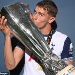 Micky Van de Ven vyhral európsku ligu s Tottenhamom minulý mesiac na prvý pohár 17 rokov