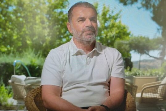 Iba jedno slovo Ange posecoglou povedal, že hovorí objemy, zatiaľ čo šéf Tottenham čaká na Daniela Levyho

