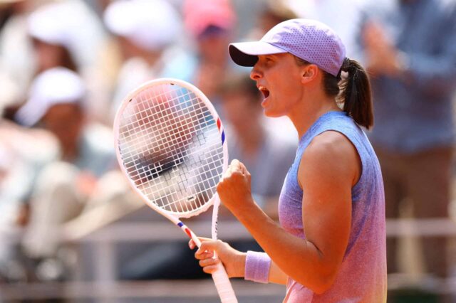 Tennis - French Open - Roland Garros, Paríž, Francúzsko - 3. júna 2025 Poľsko Swiatk Iga oslavuje po tom, čo vyhral svoju štvrtinu proti Eline Svitoline na Ukrajine.
