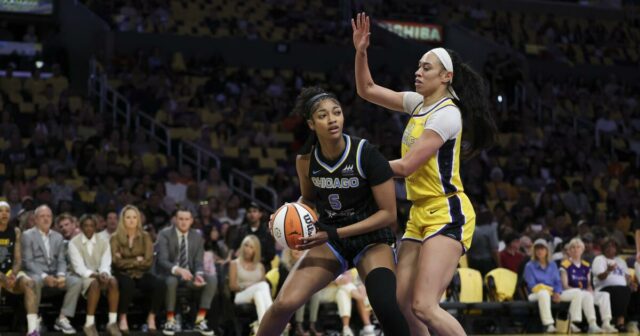 Iskry padajú na oblohu v Chicagu v deň, keď LA ctí Candace Parker

