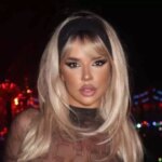 Ivana Knoll pose avec la légende car elle est tout à fait abrégée avec la «vue» transparente qui risque l'interdiction d'interdire
