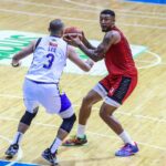 Barangay Ženeva Gin Kings 'Jamie Malonzo proti Magnolia Homolia Hotshots' Paul Lee počas zápasu Filipínskeho pohára PBA.