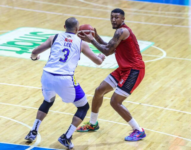 Barangay Ženeva Gin Kings 'Jamie Malonzo proti Magnolia Homolia Hotshots' Paul Lee počas zápasu Filipínskeho pohára PBA.