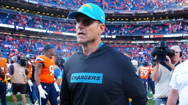 Jim Harbaugh pridal k žalobe nad hackerským škandálom bývalého asistenta trénera

