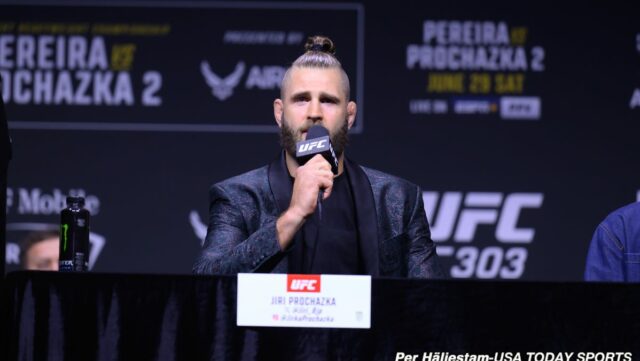 Jiri Prochazka bliká na „Big Mouth Guy“ Magomed Akalaev

