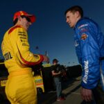 Joey Logano „veľa“ hovorí Carlovi Edwardsovi o tvrdej konkurencii pri konkurencii