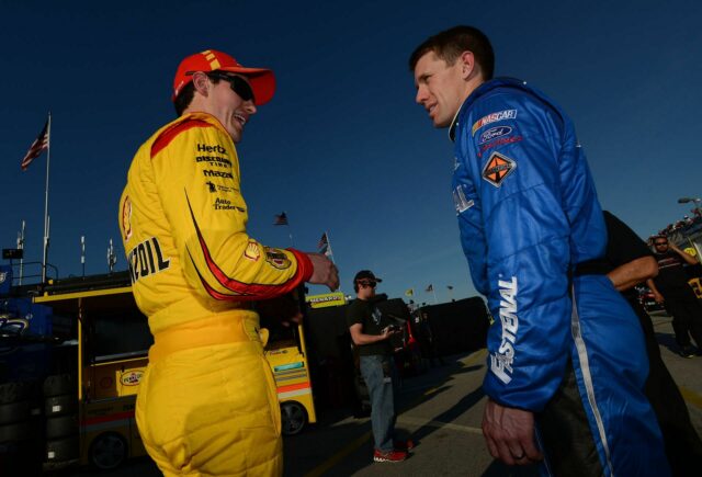 Joey Logano „veľa“ hovorí Carlovi Edwardsovi o tvrdej konkurencii pri konkurencii


