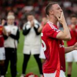 Johnny Evans preberá úlohu nových ľudí, keď oznamuje odchod do dôchodku. Futbalový šport
