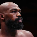 New York, New York - 14. novembra: Jon Jones sleduje počas tlačovej konferencie UFC 309 v divadle v Madison Square Garden 14. novembra 2024 v New Yorku. (Foto: Chris Unger/Zuffa LLC)