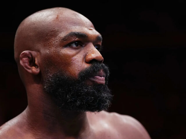 New York, New York - 14. novembra: Jon Jones sleduje počas tlačovej konferencie UFC 309 v divadle v Madison Square Garden 14. novembra 2024 v New Yorku. (Foto: Chris Unger/Zuffa LLC)