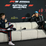 Holandský pilot Red Bull Racing, druhý, a britský pilot Mercedes George Russell, čakal na tlačovú konferenciu po austrálskej veľkej cene Formuly One v okruhu Albert Park v Melbourne 16. marca 2025. F1. F1