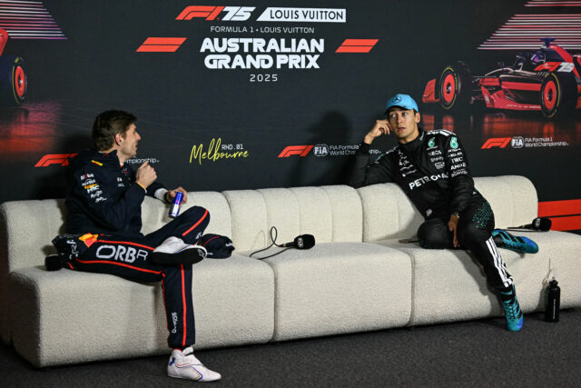 Holandský pilot Red Bull Racing, druhý, a britský pilot Mercedes George Russell, čakal na tlačovú konferenciu po austrálskej veľkej cene Formuly One v okruhu Albert Park v Melbourne 16. marca 2025. F1. F1