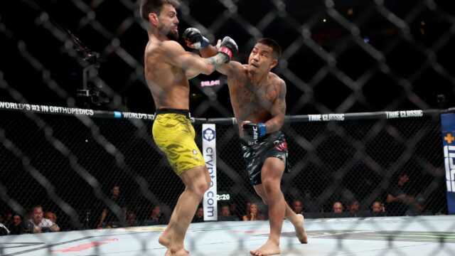 Joshua van prepadne Bruno Silva v kruhu 3 pre TKO

