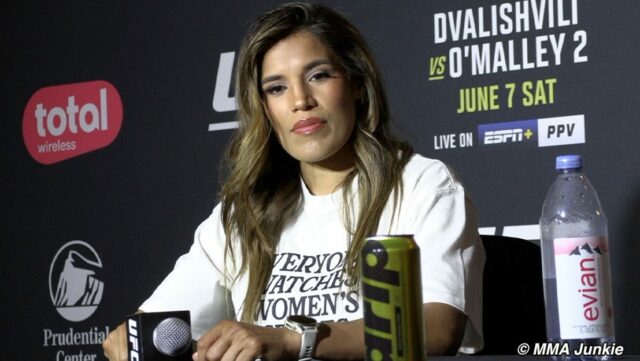 Julianna Peña popiera štítok s odpadmi, hovorí, že je to sebafrekvencia

