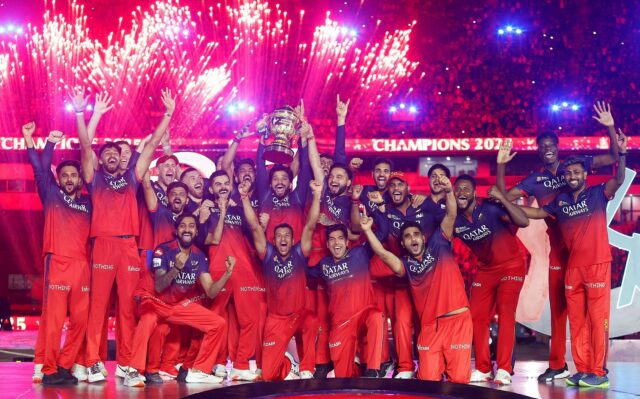 Kapitán RCB, Skateborn, zvyšuje trofej IPL 2025 s radosťou so spoluhráčmi na pódiu (hodiny)

