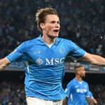 Mctominay oslavuje cieľ proti Cagliari, ktorý poslal Neapola na titul Serie A