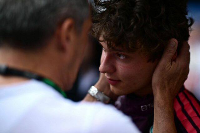 Andrea Kimi Antonelli so svojím otcom Marco Antonelli na sieti Miami počas sprintu. Zdroj: Getty