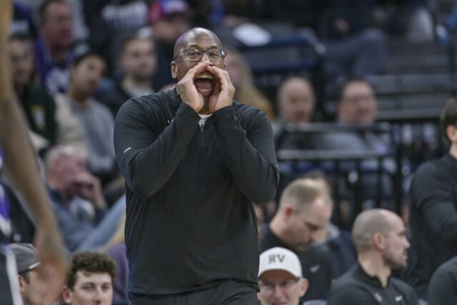 Hlavný tréner Mike Brown Sacramento Kings NBA