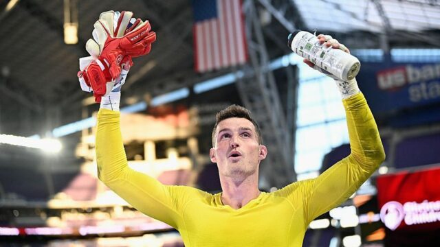 Kojmnt Krade Sapes 3 v zlatom pohári vyhrávajte v kostrovom

