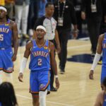 Shai Gilgeous-Alexander (2) z Oklahoma City Thunder (2), Guard Luguentz Dort (5) a Jalen Williams (8) Striker chodia po lavičke počas druhej polovice 3 hier basketbalovej série finále NBA proti Indiana Pacers, 11. júna 2025, v Indiapole.