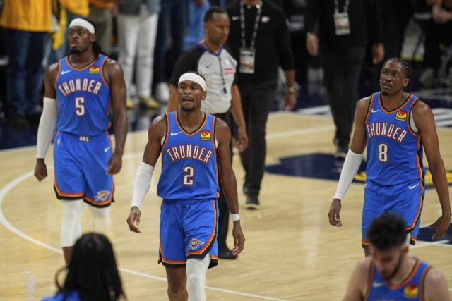 Shai Gilgeous-Alexander (2) z Oklahoma City Thunder (2), Guard Luguentz Dort (5) a Jalen Williams (8) Striker chodia po lavičke počas druhej polovice 3 hier basketbalovej série finále NBA proti Indiana Pacers, 11. júna 2025, v Indiapole.