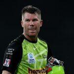 Bývalý austrálsky kriket David Warner už po nedávnej havárii lietadla Air India nelieta