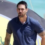 Bývalá testovacia hviezda Mitchell Johnson (na obrázku) sa pýtala, prečo niektorí starší hráči visia okolo