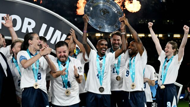 Londýn, Anglicko - 9. júna: Sir Mo Farah z Anglicka zdvíha trofej po víťazstve vo futbale pomoci UNICEF 2024 na Stamford Bridge 9. júna 2024 v Londýne v Anglicku. (Foto: Darren Walsh/Chelsea FC prostredníctvom Getty Images)