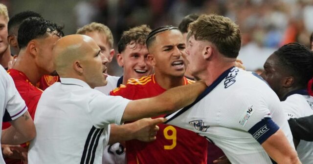 La victoire en Euros d'Angleterre U21 sur l'Espagne se termine dans le chaos alors que la bagarre massive a déclenché à plein temps
