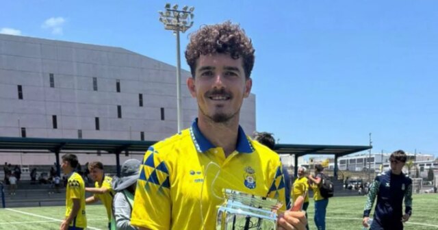 Le footballeur, 23 ans, meurt après que l'accident de voiture d'horreur l'ait laissé dans le coma pendant 15 jours
