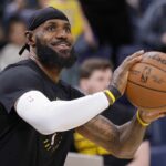 Los Angeles Lakers postupuje LeBron James Warm -off -Pred basketbalovou hrou NBA proti Thunder Oklahoma City, nedeľa 6. apríla 2025 v Oklahoma City
