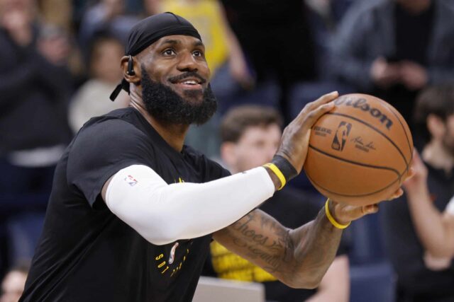 Los Angeles Lakers postupuje LeBron James Warm -off -Pred basketbalovou hrou NBA proti Thunder Oklahoma City, nedeľa 6. apríla 2025 v Oklahoma City