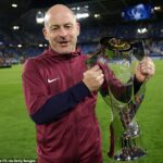 Lee Carsley zobrazoval britskú stranu tým, že držal pohár po tom, čo viedol nádheru Euro U21.